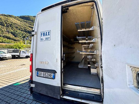 Vehicle image 10 / 12