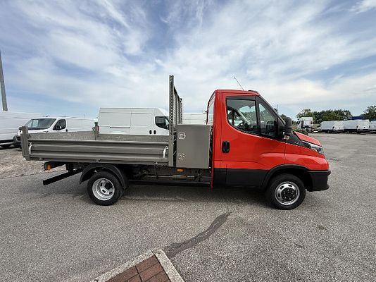 Vehicle image 7 / 11