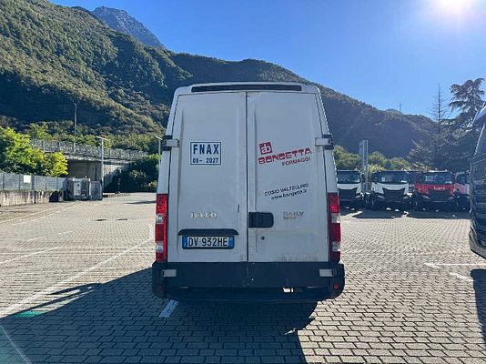 Vehicle image 4 / 12