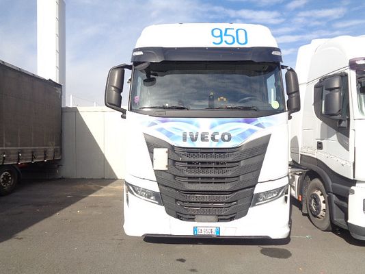 Vehicle image 3 / 9