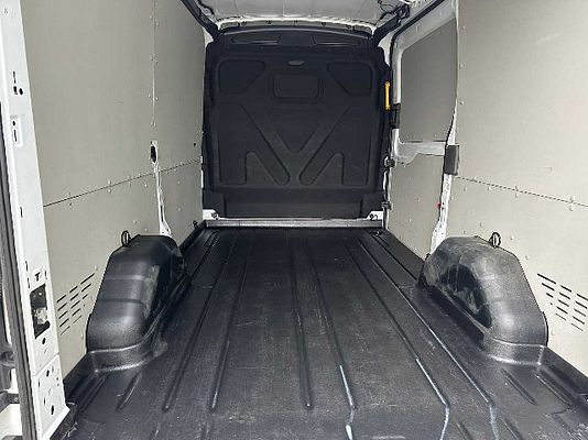 Vehicle image 8 / 14