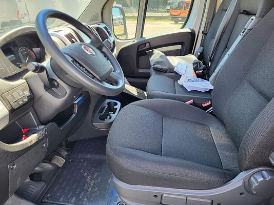 Vehicle image 7 / 8