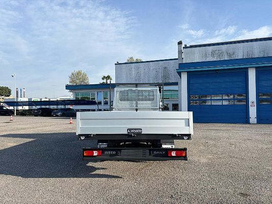 Vehicle image 8 / 14