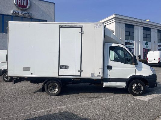 Vehicle image 9 / 17