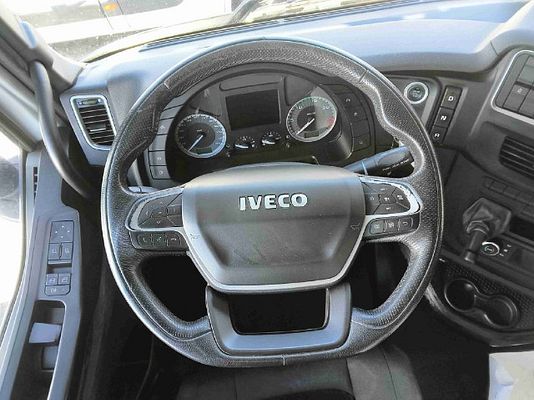 Vehicle image 12 / 17
