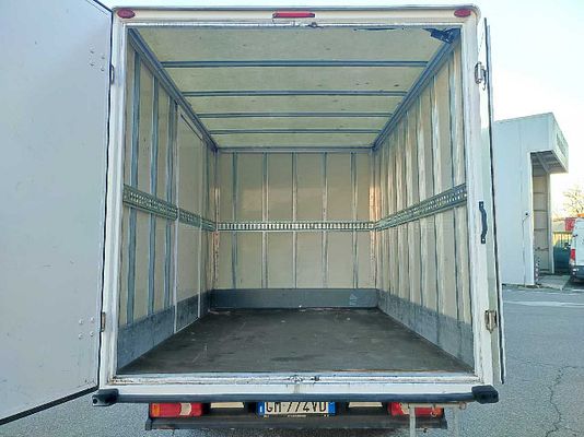 Vehicle image 8 / 12