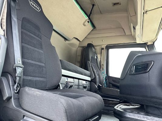Vehicle image 3 / 16