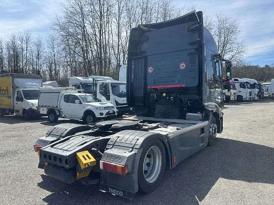Vehicle image 8 / 14