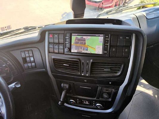 Vehicle image 10 / 15