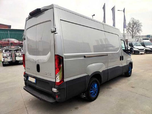 Vehicle image 3 / 9