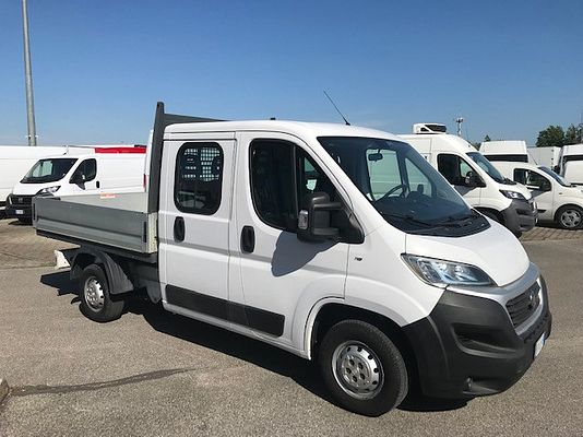 Vehicle image 8 / 16