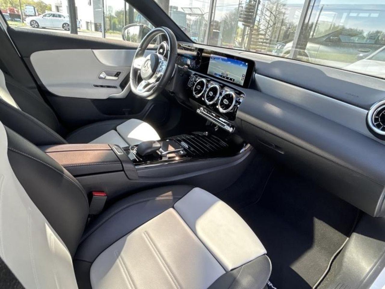 Photo du v&eacute;hicule 10 / 18