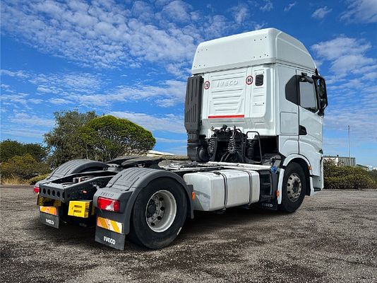 Vehicle image 5 / 16