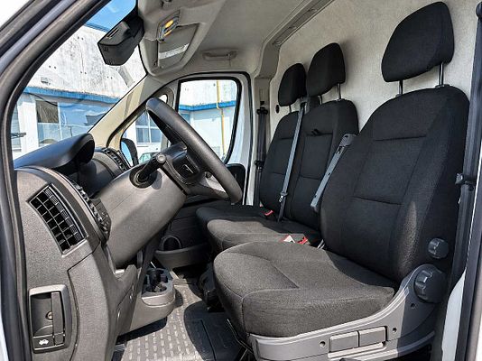 Vehicle image 10 / 15