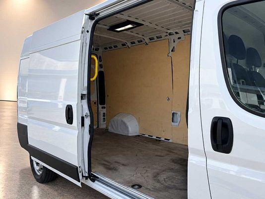 Vehicle image 9 / 15