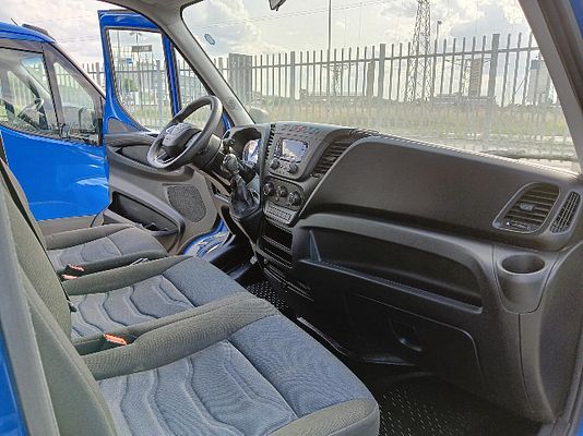 Vehicle image 9 / 14