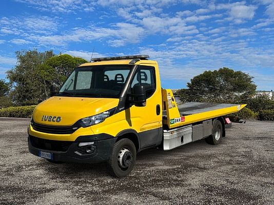 Vehicle image 1 / 17