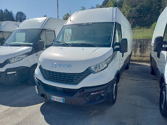 Vehicle image 1 / 5