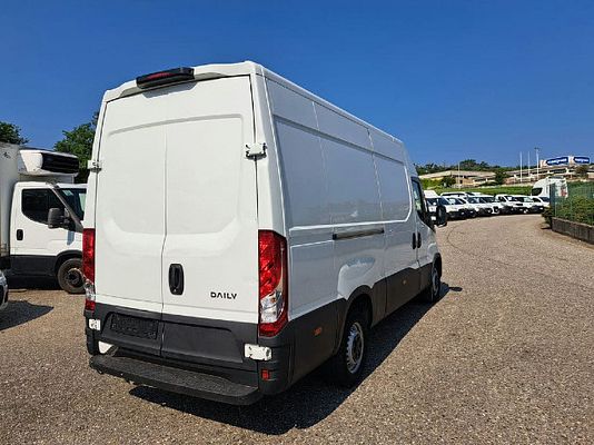Vehicle image 8 / 15