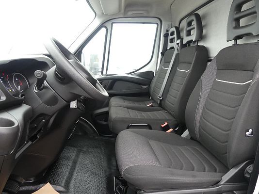 Vehicle image 5 / 6