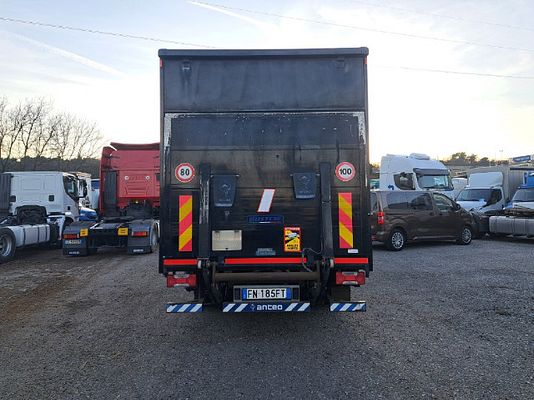 Vehicle image 8 / 16
