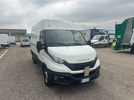 Vehicle image 3 / 19