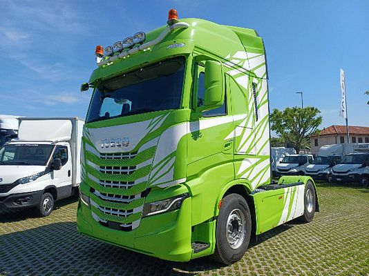 Vehicle image 1 / 16
