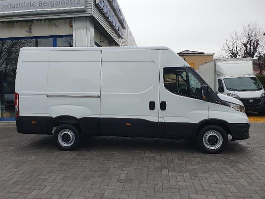 Vehicle image 3 / 11