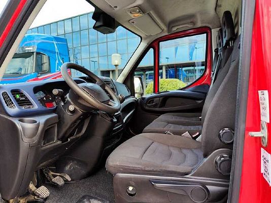 Vehicle image 6 / 9