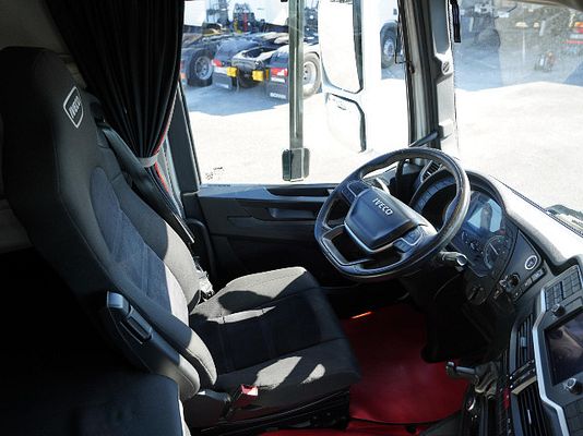 Vehicle image 10 / 12