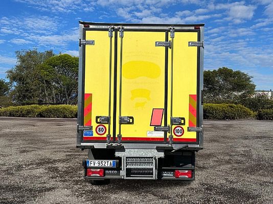 Vehicle image 9 / 17