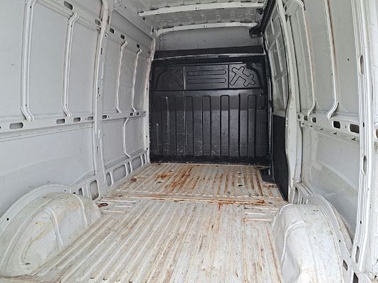 Vehicle image 9 / 16