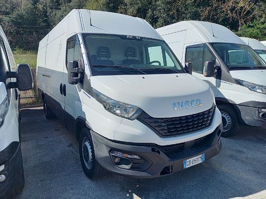 Vehicle image 2 / 5