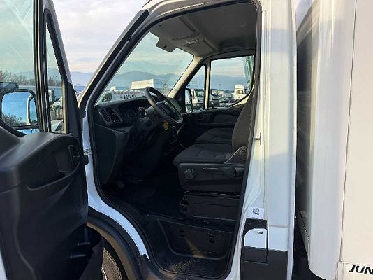 Vehicle image 6 / 13