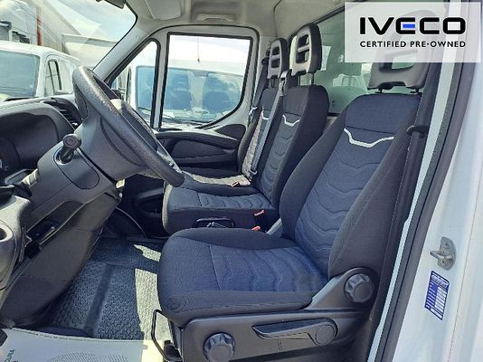 Vehicle image 6 / 11