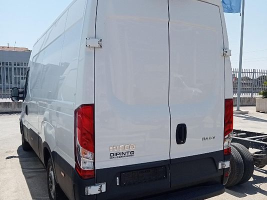 Vehicle image 2 / 6