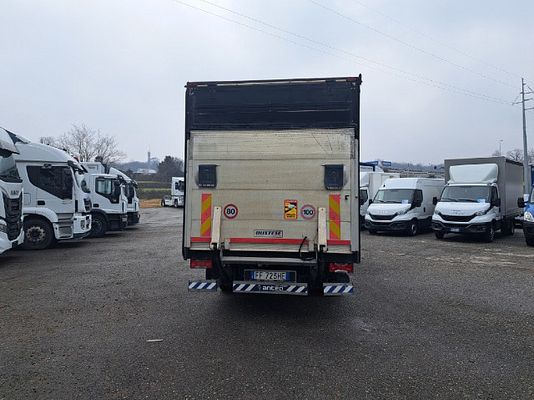 Vehicle image 9 / 16