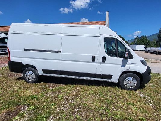 Vehicle image 4 / 8