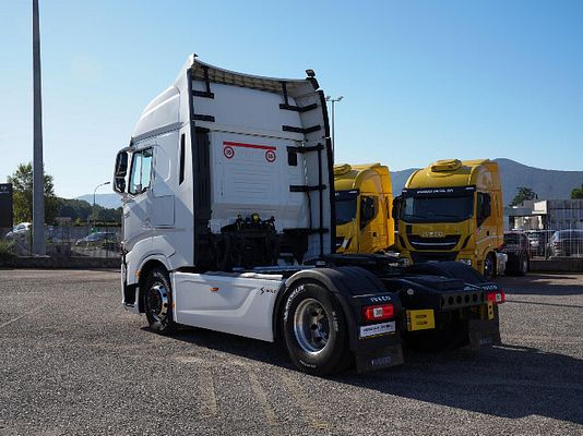 Vehicle image 6 / 12