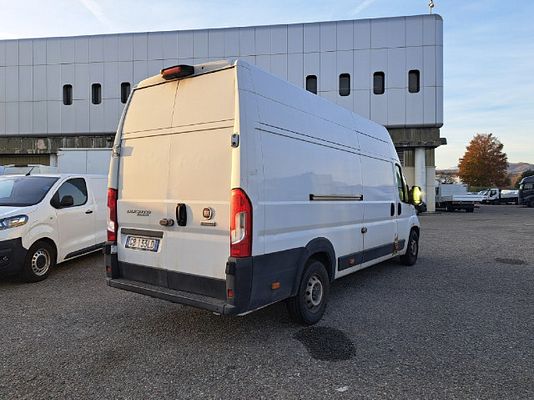 Vehicle image 5 / 12