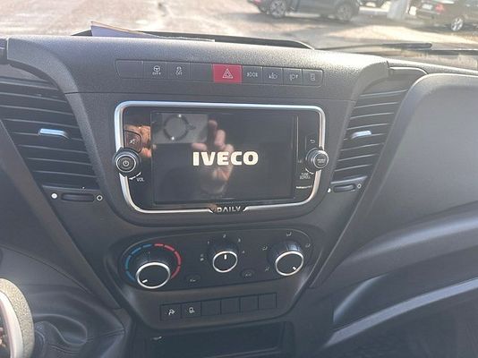 Vehicle image 15 / 18