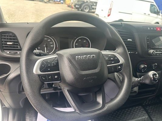 Vehicle image 17 / 19