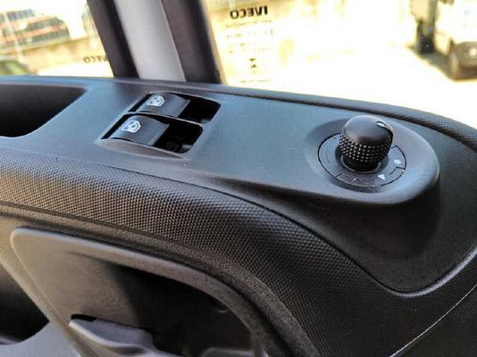 Vehicle image 12 / 13