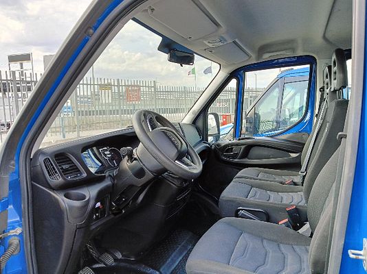 Vehicle image 5 / 14
