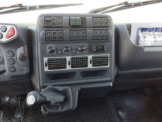 Vehicle image 18 / 21