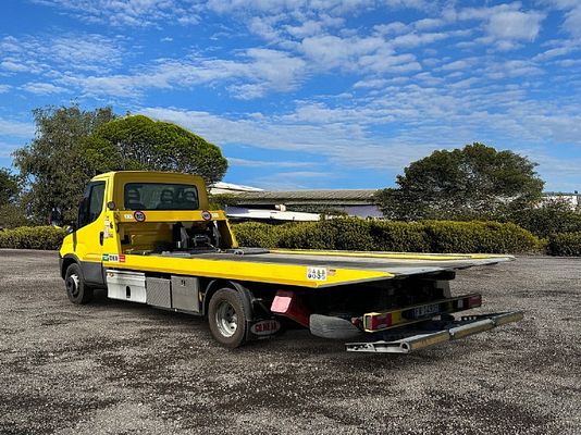 Vehicle image 11 / 17