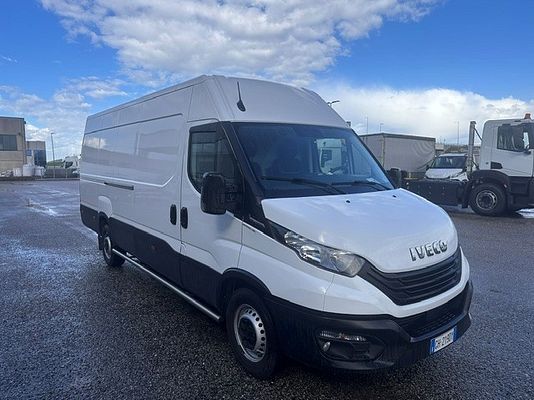 Vehicle image 3 / 18
