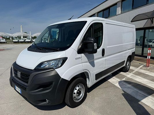 Vehicle image 2 / 12