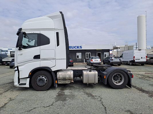 Vehicle image 3 / 19