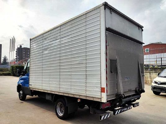 Vehicle image 4 / 15